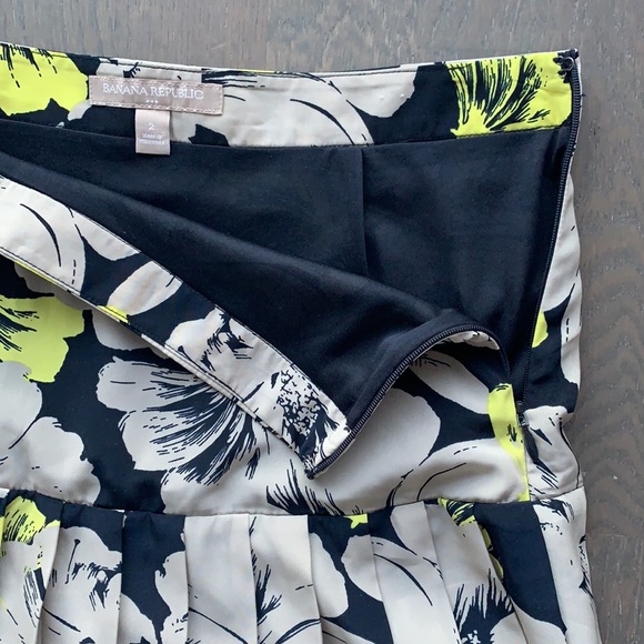 Banana Republic Floral Pleated Skirt - Picture 2 of 2